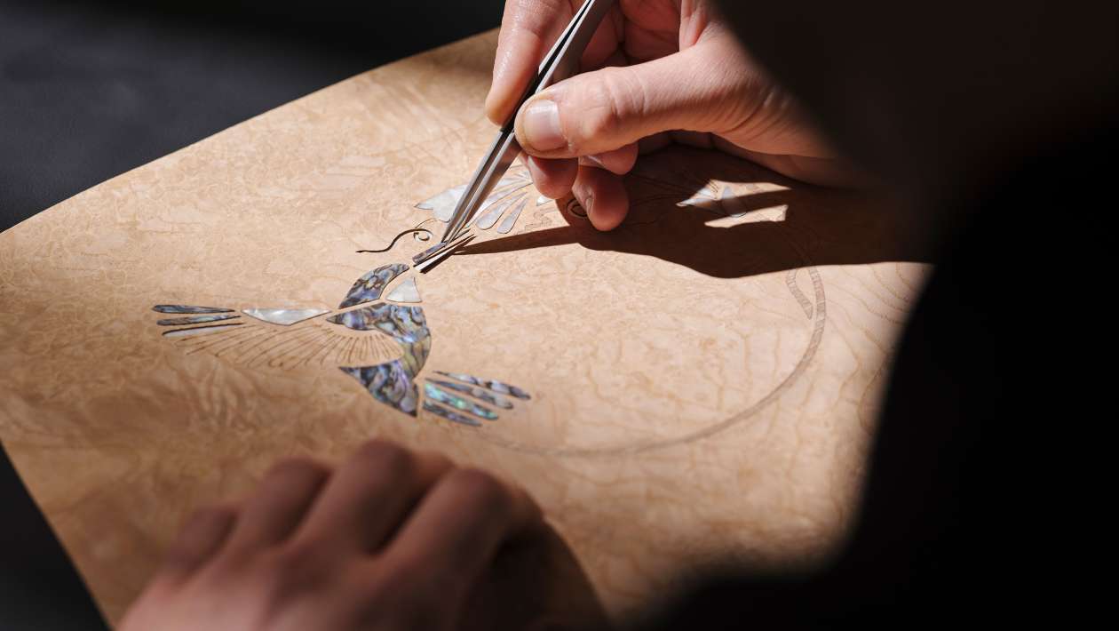 Montarea manuală a fragmentelor care formează motivul cu pasărea colibri