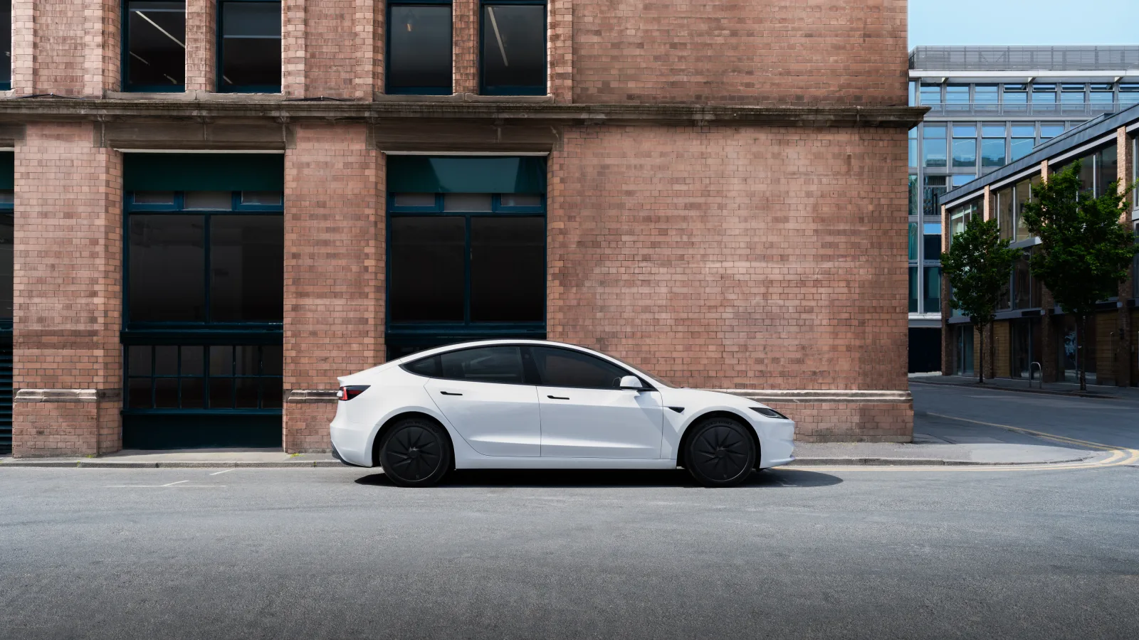 Tesla Model 3 pe o stradă urbană