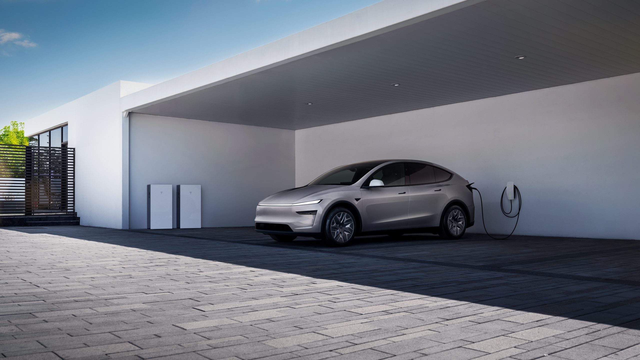 Tesla Model Y L conectat la o stație Supercharger