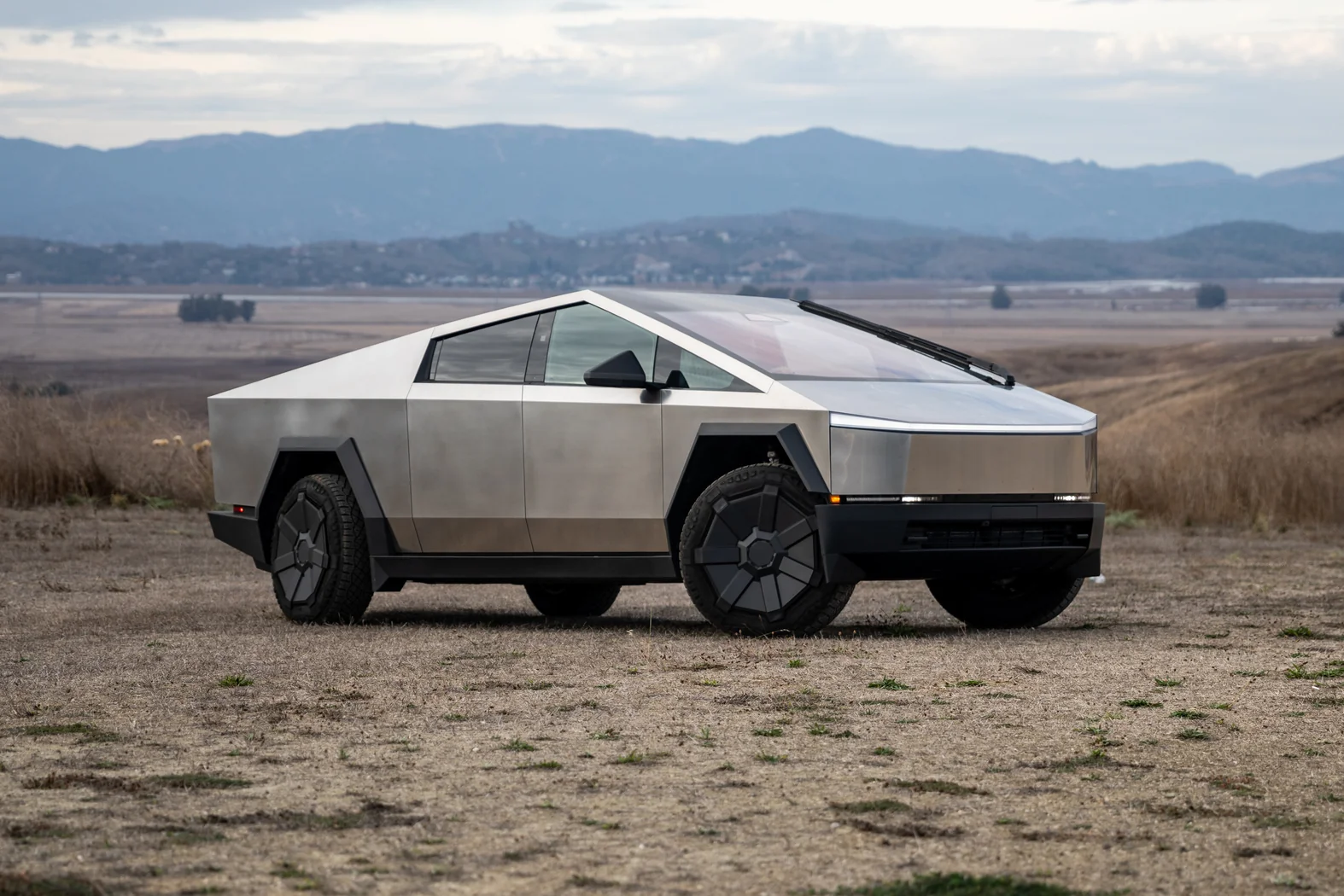Tesla Cybertruck lansează o versiune mai accesibilă pentru creșterea vânzărilor