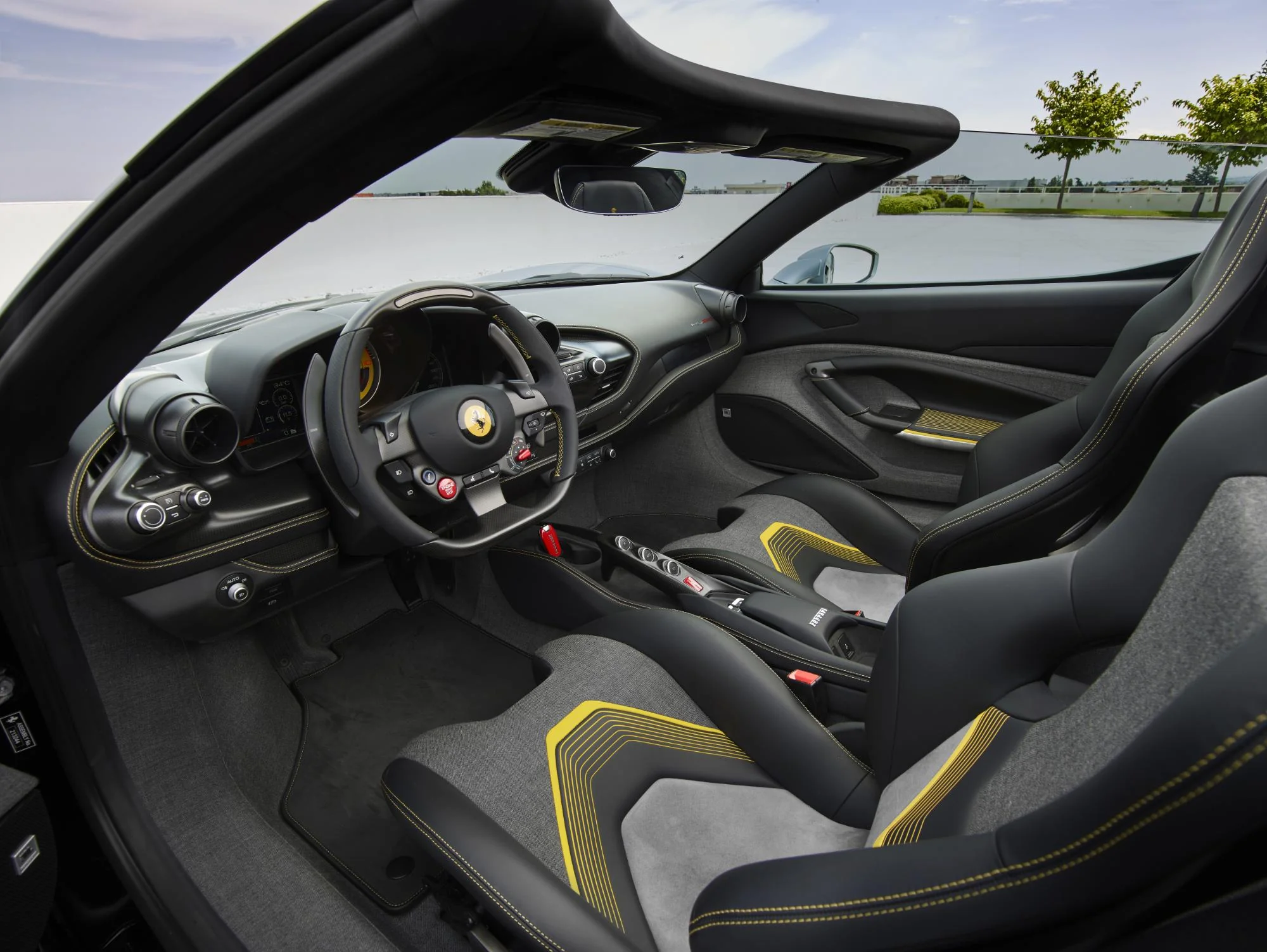 Unicat cu motor V8 termic, o bijuterie a ingineriei auto