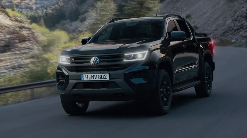 Volkswagen Amarok Dark Label în mers, cu ornamentele exterioare finisate în negru
